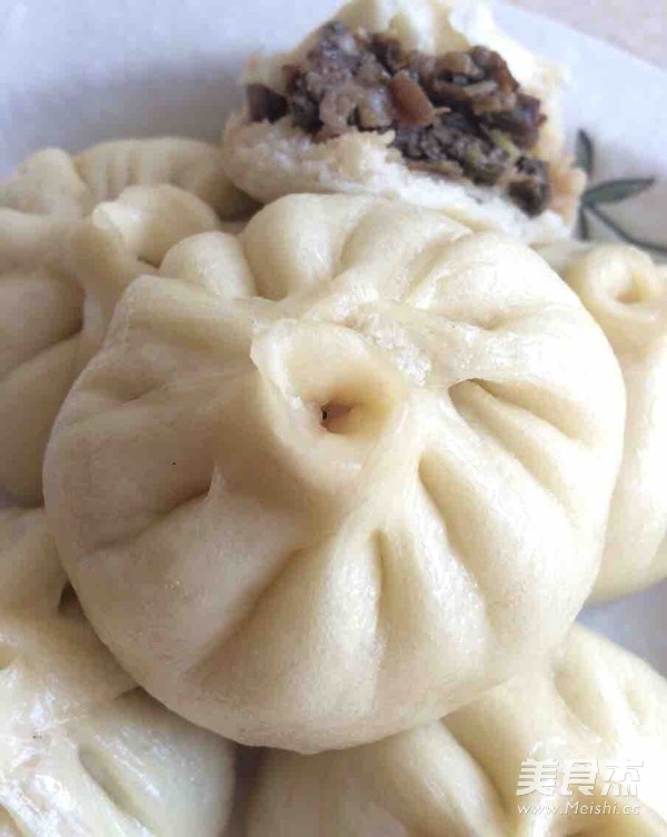 Steamed Buns with Dried Plums and Vegetables recipe