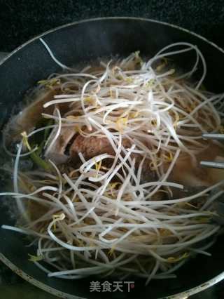 Crucian Carp with Bean Sprouts and Tofu Soup recipe