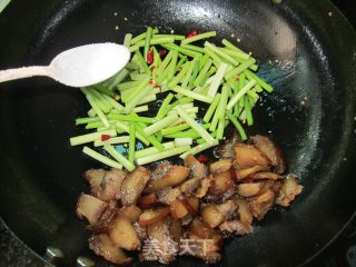 Stir-fried Pork Cheek with Garlic Moss recipe