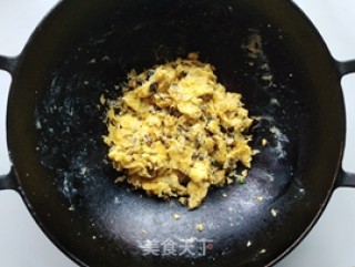 Scrambled Eggs with Snail Meat recipe