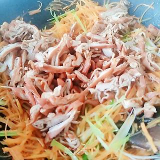 Stir-fried Braised Large Intestine with Shredded Carrots recipe