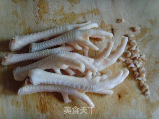 Anti-autumn Dryness, Nourishing and Nourishing Soup [chestnut Lily Pot Chicken Feet] recipe