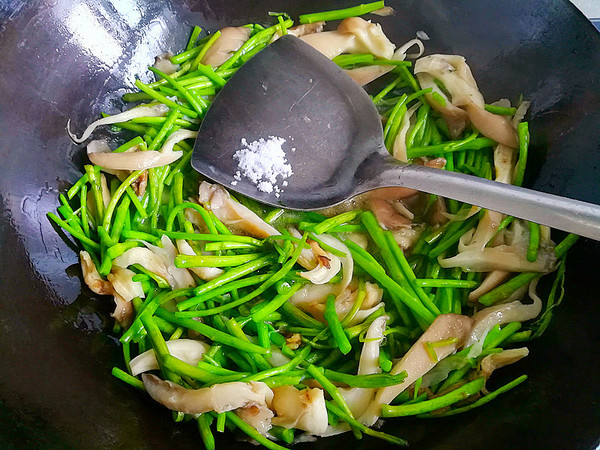 Stir-fried Mushrooms with Artemisia recipe