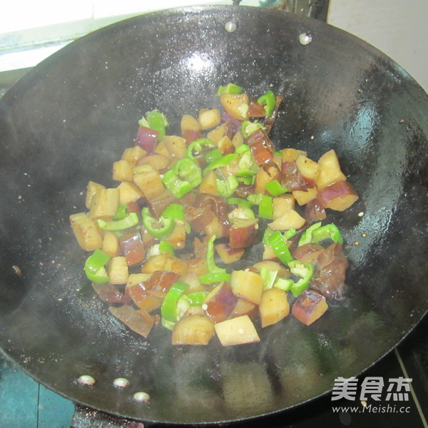 Fried Eggplant with Green Pepper and Fungus recipe