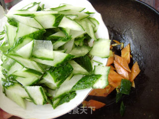 Home Cooking-scrambled Eggs with Cucumber Slices recipe
