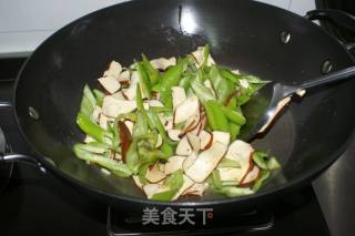 Stir-fried Dried Bean Curd with Green Pepper recipe