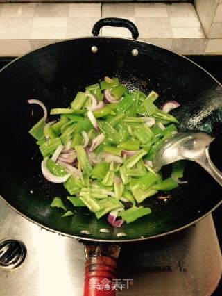 Stir-fried Chicken with Green Peppers and Onions recipe