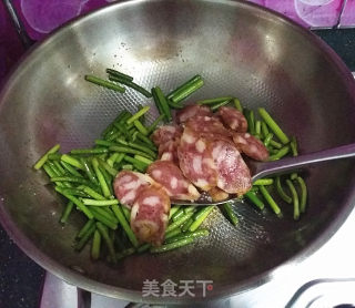 Stir-fried Sausage with Garlic Sprouts recipe