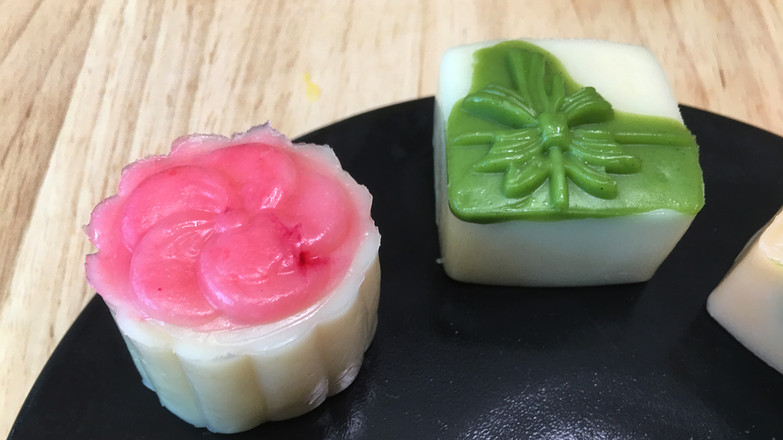 Colorful Snowy Mooncakes, Delicious Egg Yolk Coconut Paste Filling. recipe