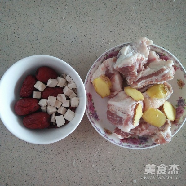 Poria and Red Bean Stewed Pork Ribs Soup recipe