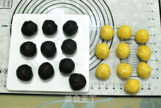 Mooncake with Egg Yolk and Red Bean Paste, Low-gluten Flour Version recipe