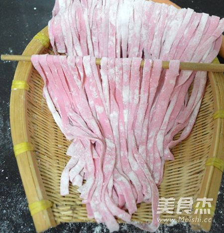 Hand-rolled Noodles with Dragon Fruit Peel recipe