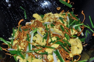 Scrambled Eggs with Chives and Cordyceps recipe