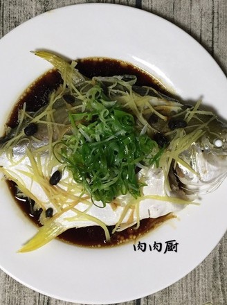 Traditional Cantonese Cuisine: Steamed Golden Pomfret Meat Chef recipe