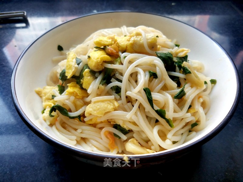 Stir-fried Rice Noodles with Eggs and Spinach