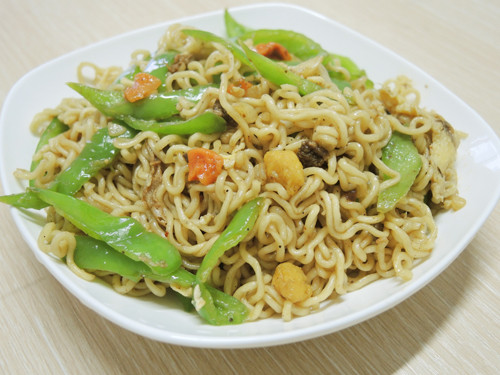 Fried Instant Noodles with Pepper and Egg recipe