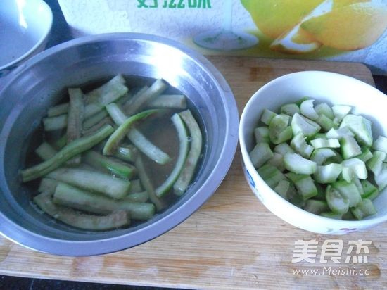 Steamed Loofah with Sea Rice recipe