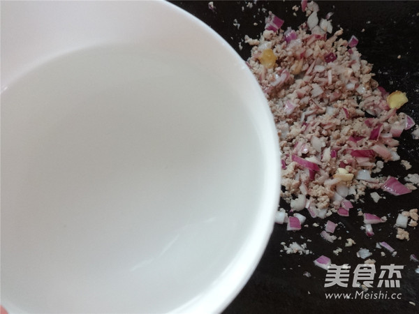 Onion Minced Pork Topped with Noodles recipe