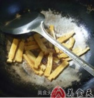 Stir-fried Dried Tofu with Garlic Sprouts recipe