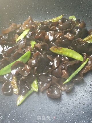 Fried Snow Peas with Fungus recipe