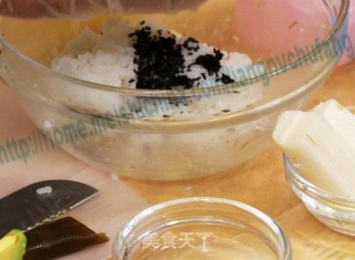 Japanese Style Two-color Delicious Seaweed Shaped Rice Ball recipe