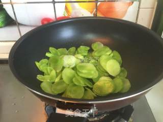 Scrambled Eggs with Black Fungus and Lettuce recipe