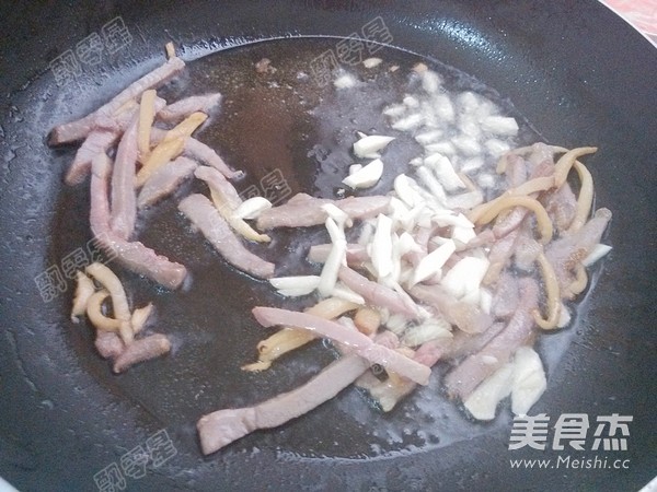 Stir-fried Dried Bamboo Shoots with Green Pepper and Bacon recipe