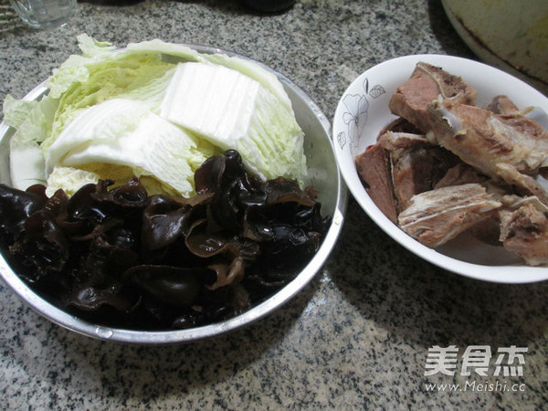 Black Fungus, Cabbage and Bone Soup recipe