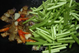 #春食野菜香# Stir-fried Bacon with Wormwood recipe