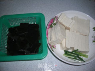 Family Nutrition and Health Soup-seaweed Tofu Crucian Carp Soup recipe