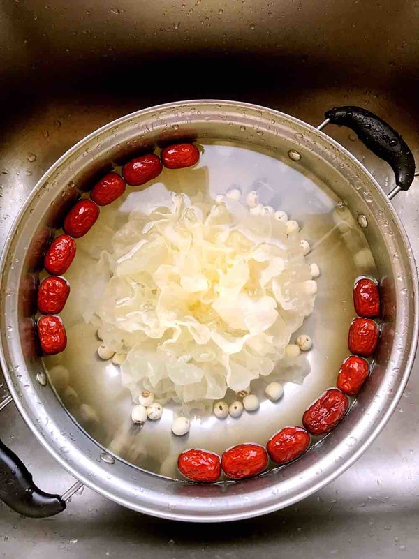 Red Dates, Lotus Seeds, Wolfberry, Longan and White Fungus Soup recipe