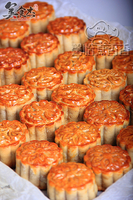 Mooncake with Lotus Seed Paste and Egg Yolk recipe