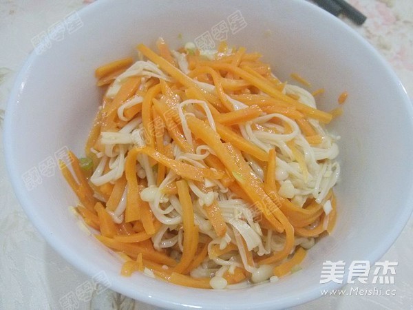 Carrots Mixed with Enoki Mushrooms recipe