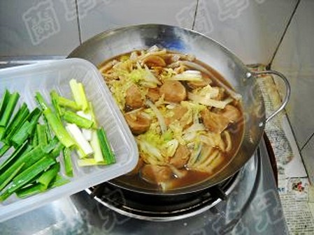 Braised Cabbage with Meatballs in Pot recipe