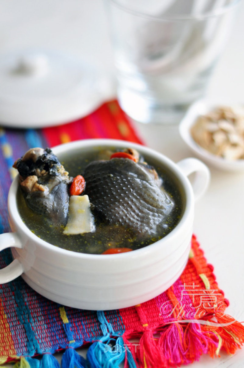 Stewed Black-bone Chicken with American Ginseng