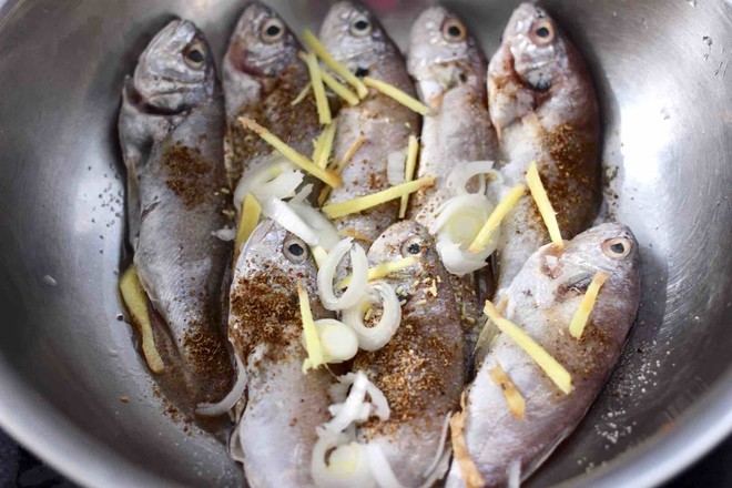 Fried Big Head Fish with Spices recipe