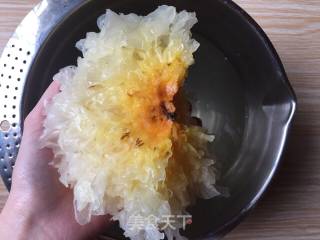 White Fungus, Lotus Seed and Red Date Soup recipe