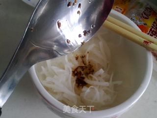 Red and White Collocation-pepper Fragrant Radish Shreds recipe