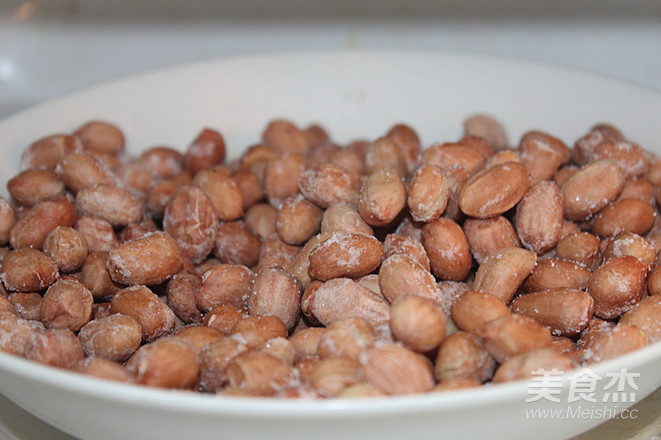 Salt-baked Peanuts in The Microwave for A Few Minutes recipe