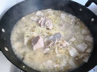 Braised Sauerkraut with Big Bones and White Meat recipe