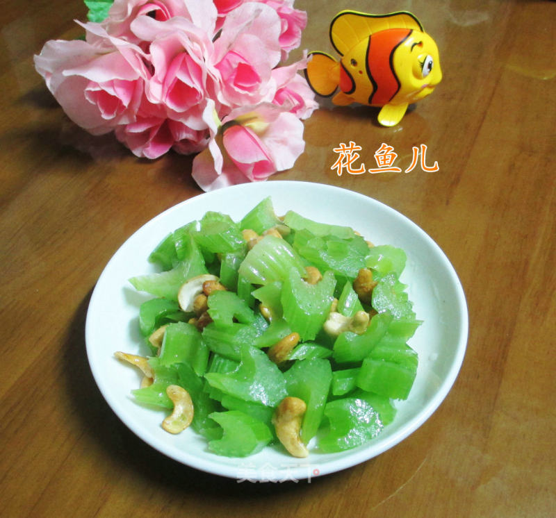 Stir-fried Celery with Crispy Cashew Nuts recipe