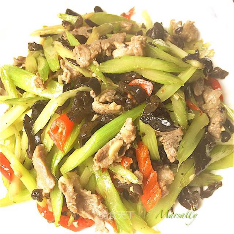 Stir-fried Pork with Celery and Fungus recipe