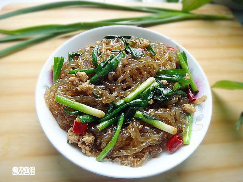 Stir-fried Vermicelli with Minced Meat and Chives recipe