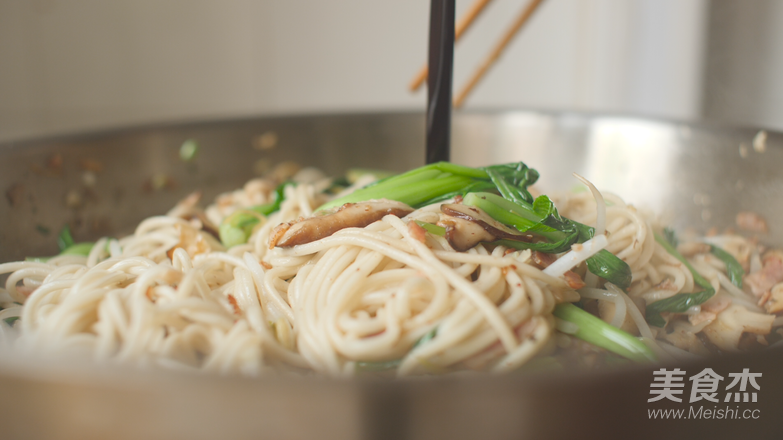 Fried Noodles with Ginger Bacon and Shiitake Mushrooms recipe