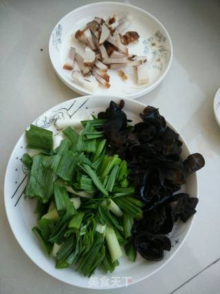 Stir-fried Pork with Garlic Seedlings Fungus recipe