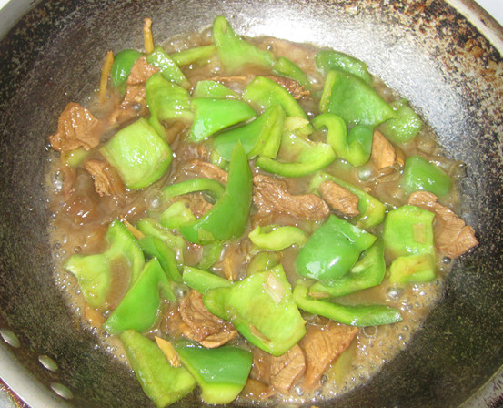 Stir-fried Pork with Green Pepper and Noodle Skin recipe