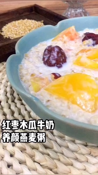 Nutritious Oatmeal with Red Dates and Papaya Milk