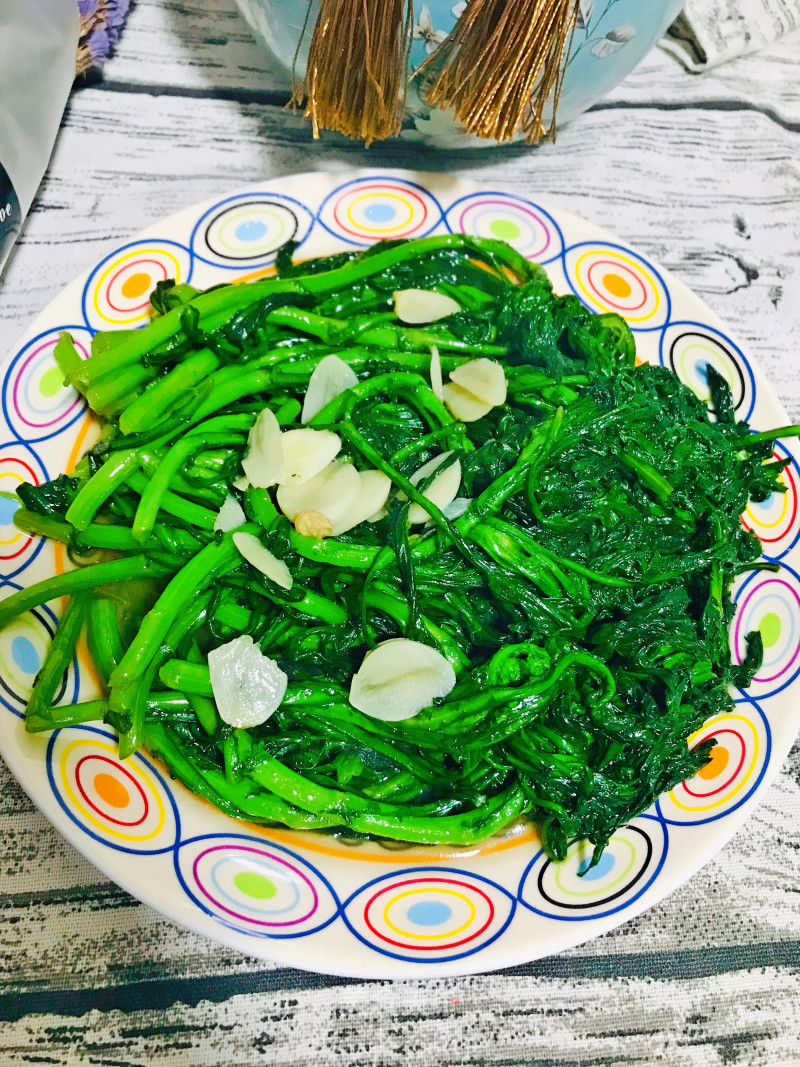 "wild Vegetables" Quickly Stir-fried Chrysanthemum recipe