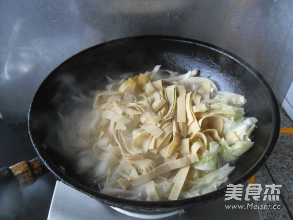 Stewed Cabbage with Pork Skin recipe