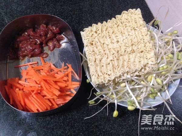 Soy Sprouts Fried Noodles recipe